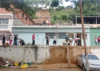 Dos mujeres murieron tapiadas por el derrumbe de una vivienda en Caricuao