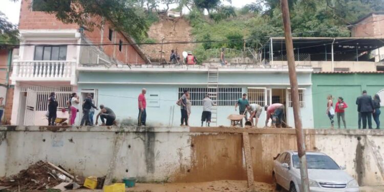 Dos mujeres murieron tapiadas por el derrumbe de una vivienda en Caricuao