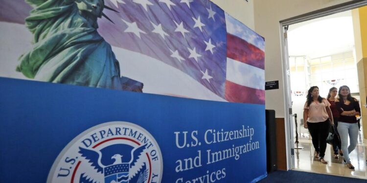 Juez federal anula el «parole in place» de Biden, que beneficiaba a cónyuges indocumentados de ciudadanos de EEUU