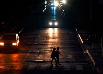 Ecuador reduce la cantidad de horas de los apagones tras acuerdo energético con Colombia