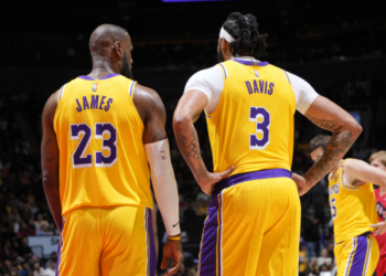 LeBron James y Anthony Davis hundieron a los Raptors