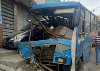 Autobús de pasajeros impactó a varios vehículos y dejó tres heridos en El Junquito este #1Nov
