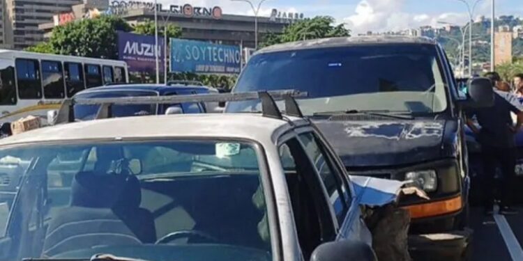 Accidente múltiple en La Carlota ocasionó fuerte retraso este #22Nov