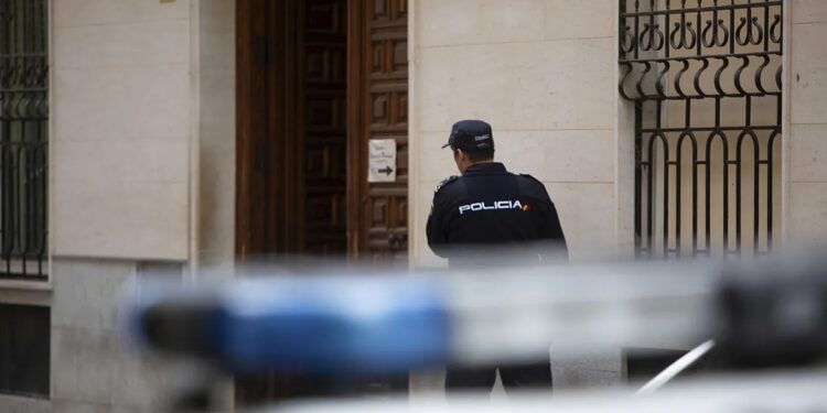 Detenido el jefe antiblanqueo de la Policía española con 20 millones de euros ocultos en la pared de su casa