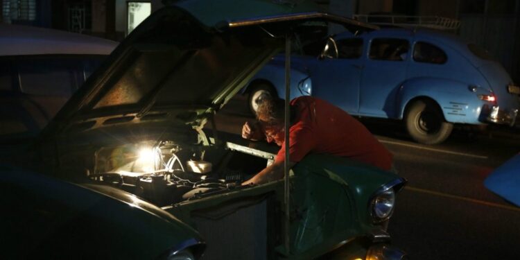 Multarán con 30 euros a quienes laven o hagan mecánica de vehículos en las calles de Caracas