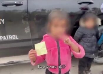 Niña migrante rescatada en la frontera contó que llegó sola a EEUU para encontrar a sus padres (Video)