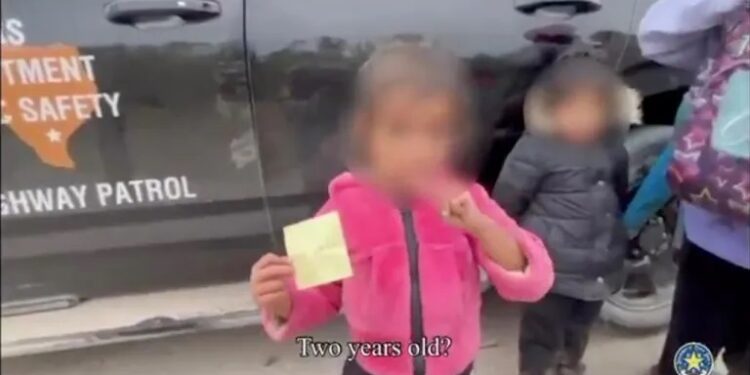 Niña migrante rescatada en la frontera contó que llegó sola a EEUU para encontrar a sus padres (Video)