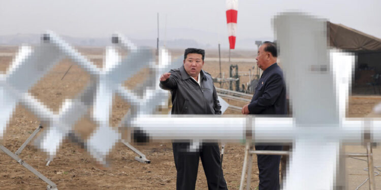 Líder norcoreano ordena una «producción en masa» de drones explosivos