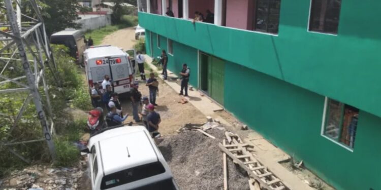 Hallan a 71 migrantes retenidos en una vivienda en el sur México, entre ellos 25 venezolanos