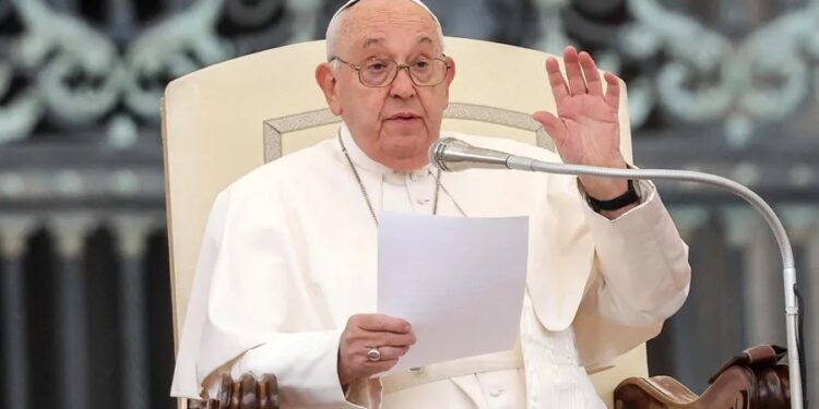 El papa: En un mundo bajo la «amenaza nuclear» es urgente «trabajar por la paz»