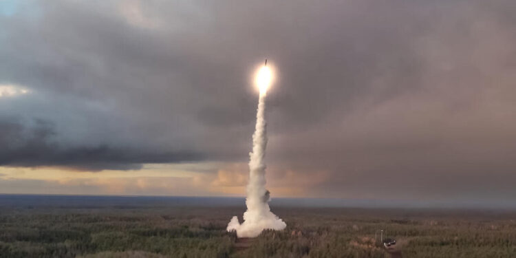 Rusia lanzó por primera vez contra Ucrania un misil balístico intercontinental