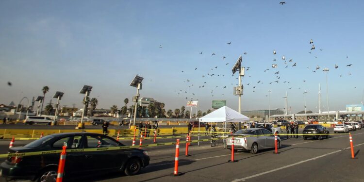 Autoridades mexicanas instalan filtro de revisión en garita de la fronteriza Tijuana