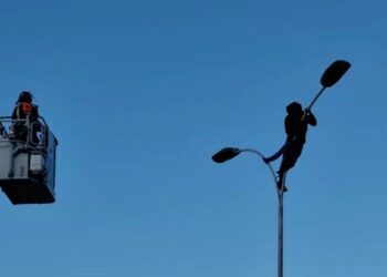 Bomberos chilenos rescataron a migrante venezolano que dormía en lo alto de un poste de luz (Video)