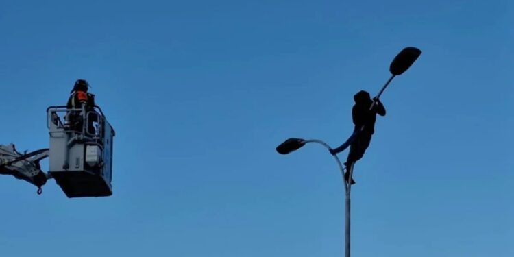 Bomberos chilenos rescataron a migrante venezolano que dormía en lo alto de un poste de luz (Video)