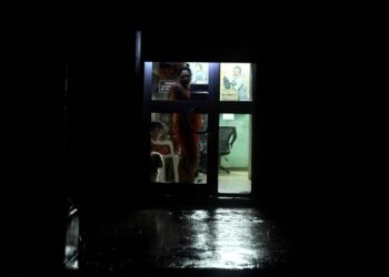 El paso del huracán Rafael deja nuevamente sin luz a miles de cubanos