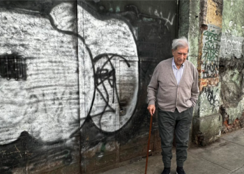 Vargas Llosa se fotografía frente a derruido bar en Perú que inspiró una de sus novelas hace 55 años