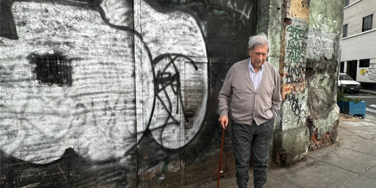 Vargas Llosa se fotografía frente a derruido bar en Perú que inspiró una de sus novelas hace 55 años