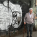 Vargas Llosa se fotografía frente a derruido bar en Perú que inspiró una de sus novelas hace 55 años