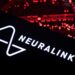 Neuralink, de Musk, iniciará un ensayo de viabilidad con implante cerebral y un brazo robótico