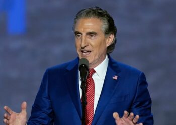 Trump nombra a gobernador de Dakota del Norte, Doug Burgum, como secretario del Interior