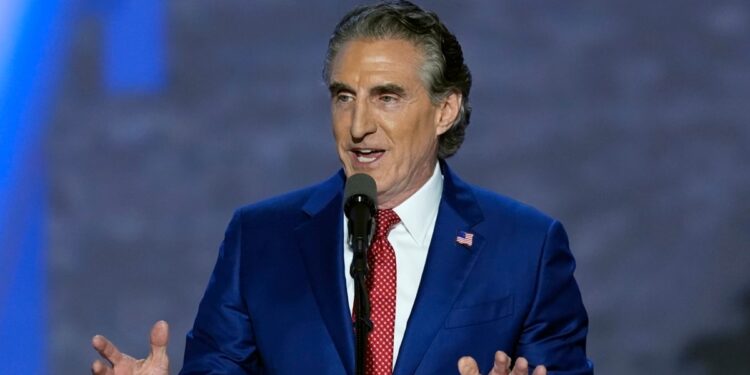 Trump nombra a gobernador de Dakota del Norte, Doug Burgum, como secretario del Interior