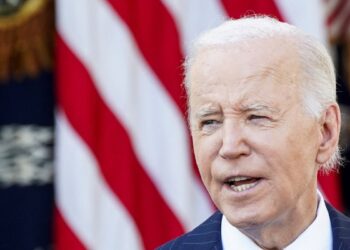 Juez de EEUU falla contra programa de Biden para legalización de cónyuges inmigrantes