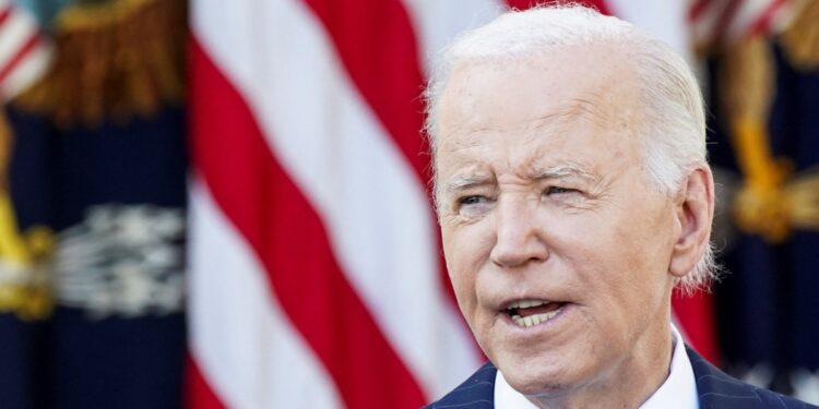 Juez de EEUU falla contra programa de Biden para legalización de cónyuges inmigrantes