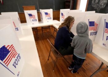 Votantes en EEUU deciden decenas de propuestas electorales sobre vida, muerte, impuestos y más