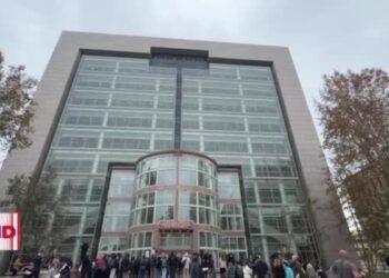 Juez aplaza audiencia para reevaluar sentencia de hermanos Menéndez