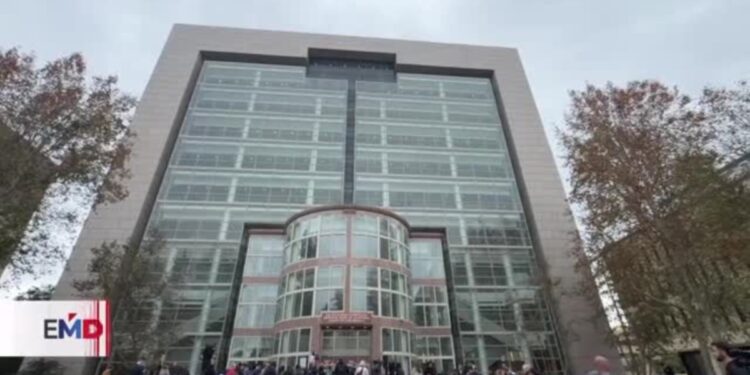 Juez aplaza audiencia para reevaluar sentencia de hermanos Menéndez