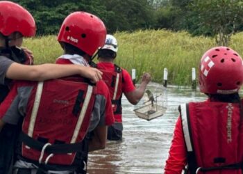Costa Rica decreta alerta roja por torrenciales lluvias del huracán Rafael, que dejan un muerto