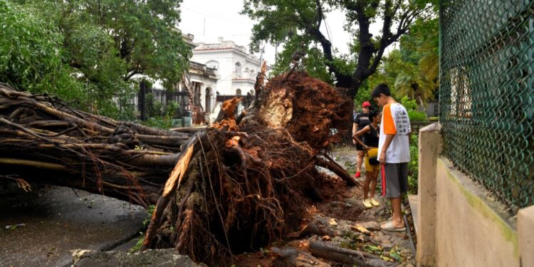 Cuba no espera crecimiento económico este año por azote de huracanes y terremotos