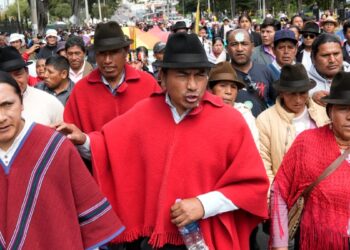 Miles de indígenas marchan contra el gobierno de Ecuador por largos apagones y crisis económica