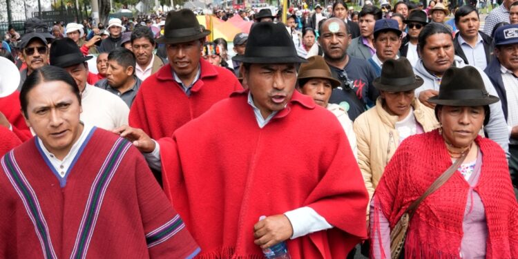 Miles de indígenas marchan contra el gobierno de Ecuador por largos apagones y crisis económica