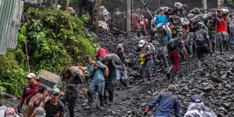 Conflictos con mineros y campesinos sigue latente, pese a acuerdos con Petro
