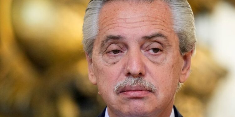 Fiscal pide interrogar al expresidente Alberto Fernández por violencia doméstica contra su exesposa