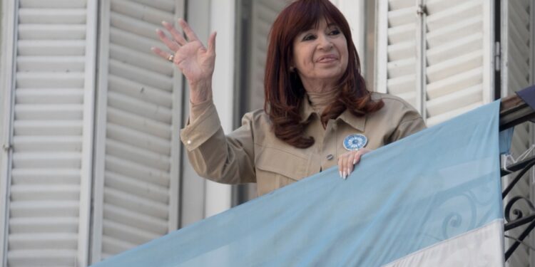 La expresidenta Fernández en Argentina se convierte en líder de la oposición y anuncia batalla legal contra sentencia