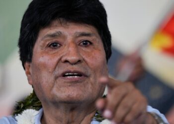 Evo Morales dice que no escapará de Bolivia y que mantiene su intención de ser candidato