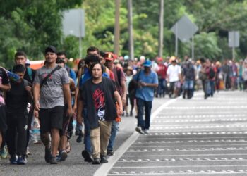 ¿Por qué no dejan de formarse las caravanas de migrantes a EEUU?