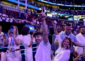 Un 20% de estadounidenses se informa regularmente por influencers en redes: informe