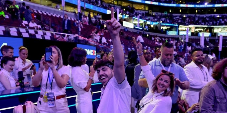 Un 20% de estadounidenses se informa regularmente por influencers en redes: informe