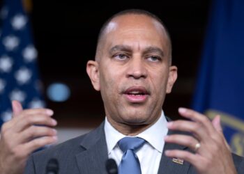 Hakeem Jeffries reelecto líder demócrata de la Cámara de Representantes