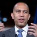 Hakeem Jeffries reelecto líder demócrata de la Cámara de Representantes