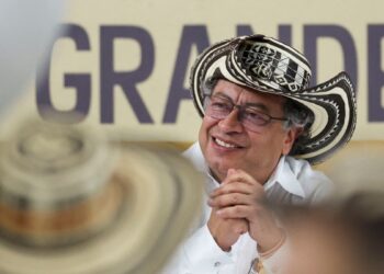 Presidente Petro apremia al ELN advirtiendo que un próximo gobierno en Colombia no negociaría