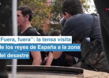 la tensa visita de los reyes de España a la zona del desastre