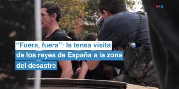 la tensa visita de los reyes de España a la zona del desastre