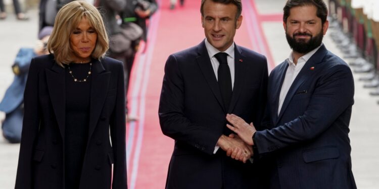 Chile y Francia proponen fortalecer vínculos ante la "peligrosa" situación global debido a conflictos