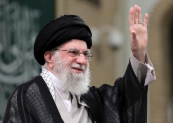 Líder supremo de Irán amenaza a Israel y EEUU con una «respuesta aplastante» tras ataque israelí