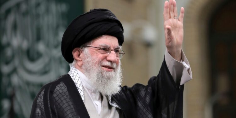 Líder supremo de Irán amenaza a Israel y EEUU con una «respuesta aplastante» tras ataque israelí