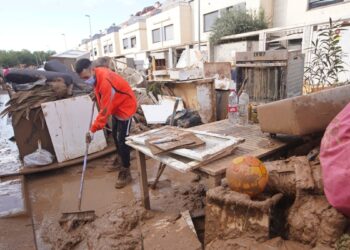 Gobierno español enviará 10.000 soldados y policías a Valencia tras letales inundaciones